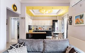 Apartment With Terrace In Piraiki